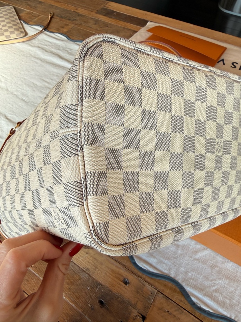 Louis Vuitton Neverfull MM Damier Azur Canvas Tote with Pouch in Beige and Tan - Picture 12 of 16